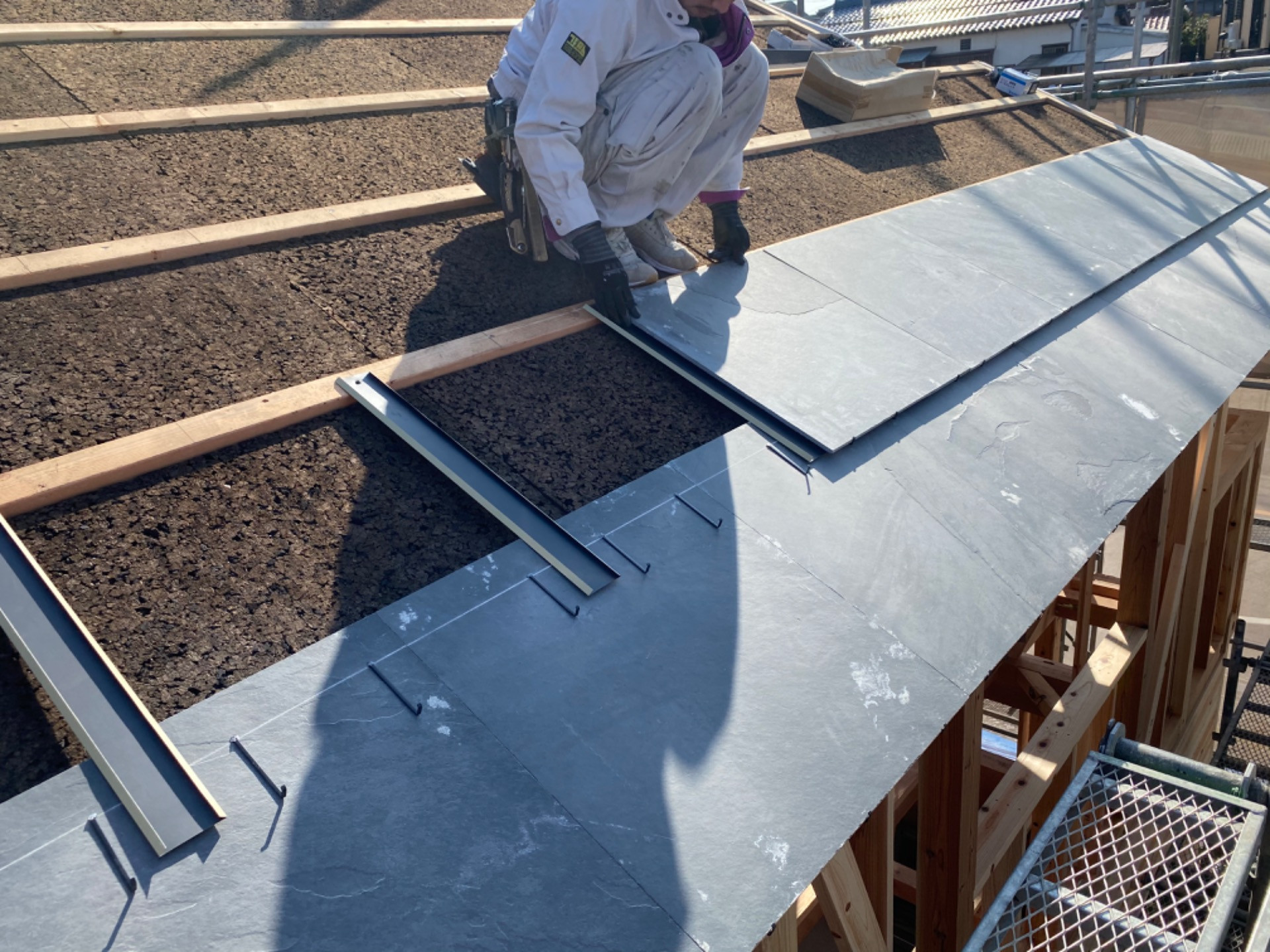 注文住宅の石屋根の工事が始まりました。本当のローコストの屋根とは？