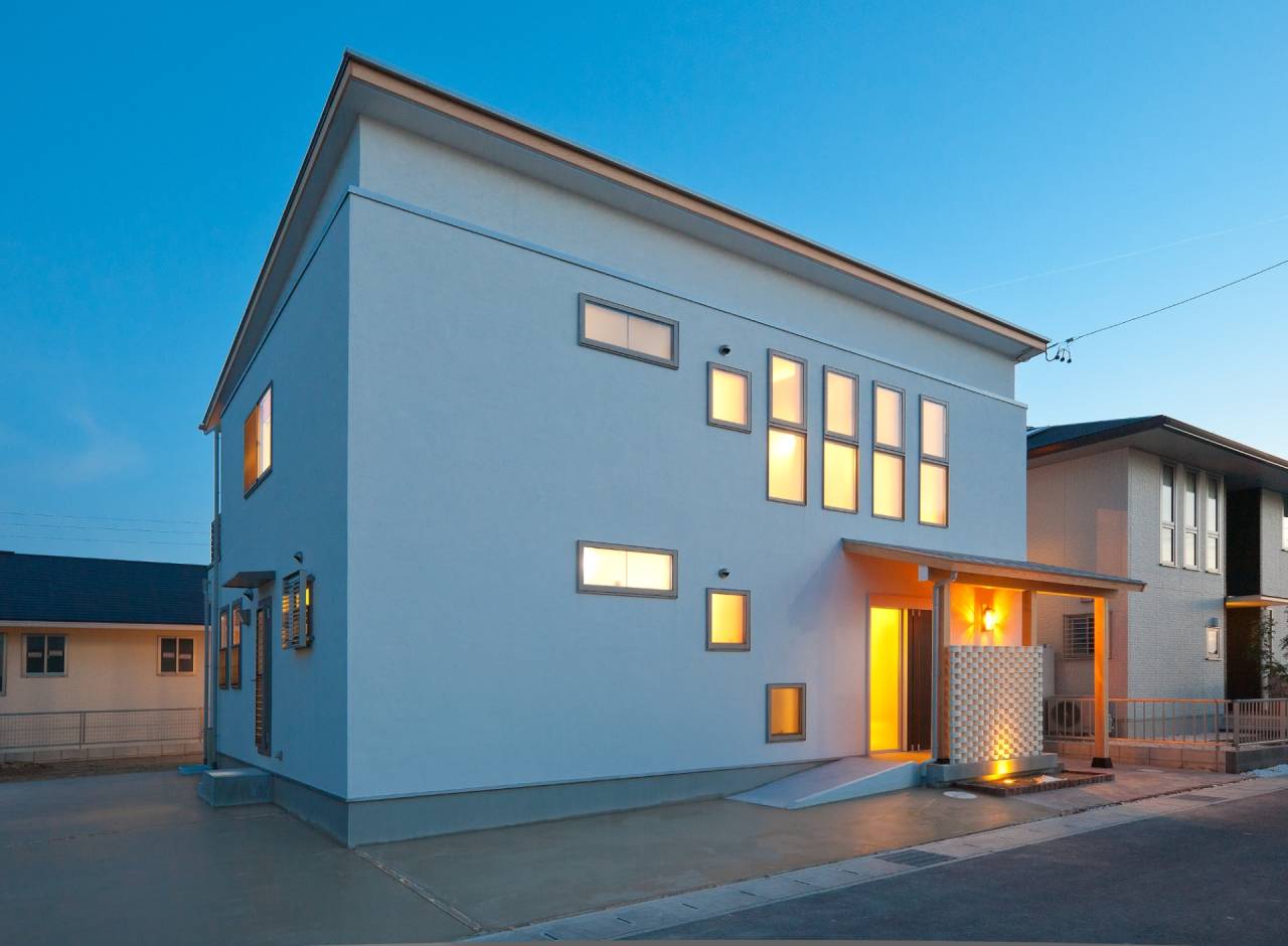 丘の上の漆喰の家