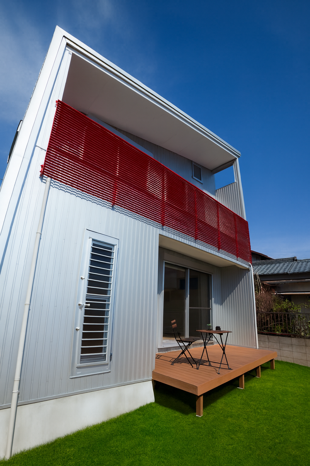 高台のバイクガレージがある家